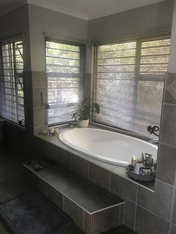 Koru Guesthouse พริทอเรีย ภายนอก รูปภาพ