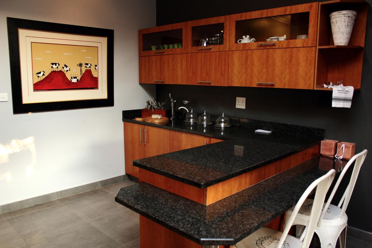 Koru Guesthouse พริทอเรีย ภายนอก รูปภาพ